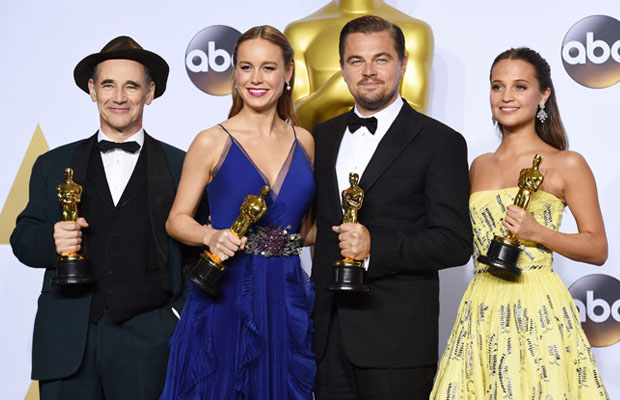 i quattro attori premiati. Da sinistra: Mark Rylance, Brie Larson, Leonardo DiCaprio e Alicia Vikander