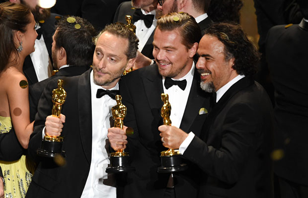 Alejandro G. Iñárritu, Leonardo DiCaprio e Emmanuel Lubezki con i premi ricevuti per "Revenant - Redivivo"