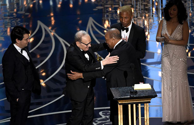 Quincy Jones consegna ad Ennio Morricone il premio per la migliore colonna sonora